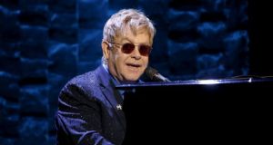 Még egy világkörüli turnét tesz, utána visszavonul a koncertezéstől Elton John